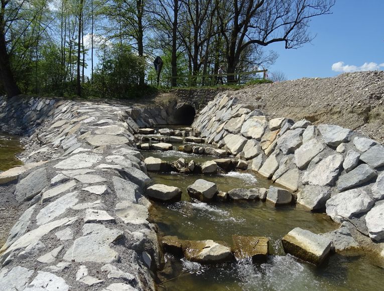 Bild von der fertig gestellten Fischaufstiegsanlage zum Oderdinger Dorfbach
