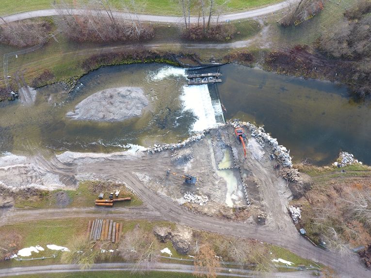 Bild vom Abbruch des Wehrs bis zur Flussmitte