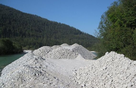 Bild Geschiebeeingabe in die Isar beim Steinbockdenkmal 