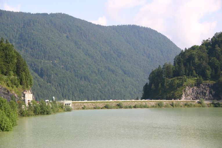 Sylvensteinspeicher - Blick wasserseitig  auf den Damm
