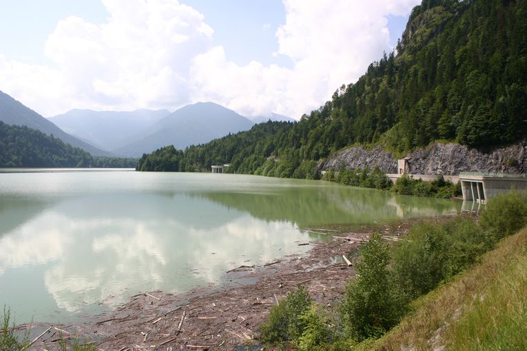 Sylvensteinspeicher - Blick vom Damm zu den Einlaufbauwerken