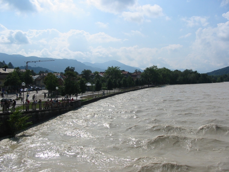 Bad Tölz - Bordvoller Abfluss in der Isar