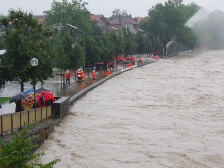 Bad Tölz - Bordvoller Abfluss in der Isar