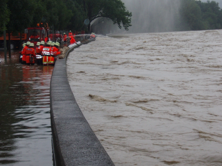 Bad Tölz - Bordvoller Abfluss in der Isar