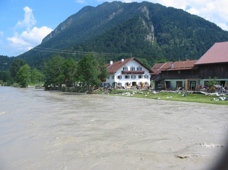 Eschenlohe - Bordvoller Abfluss in der Loisach