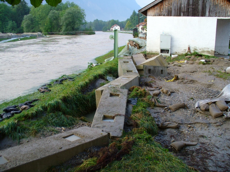 Eschenlohe - Zerstörter Hochwasserschutz