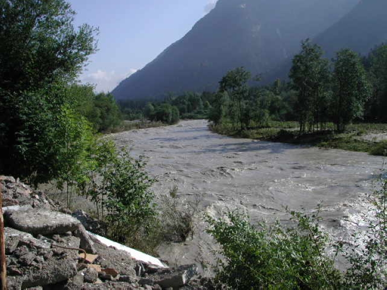 Loisach - Farchant, Blick flussabwärts auf ablaufendes Hochwasser