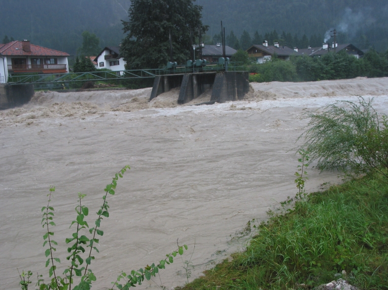 Loisach - Farchant, Wehr beim Kraftwerk Farchant im Hochwasser