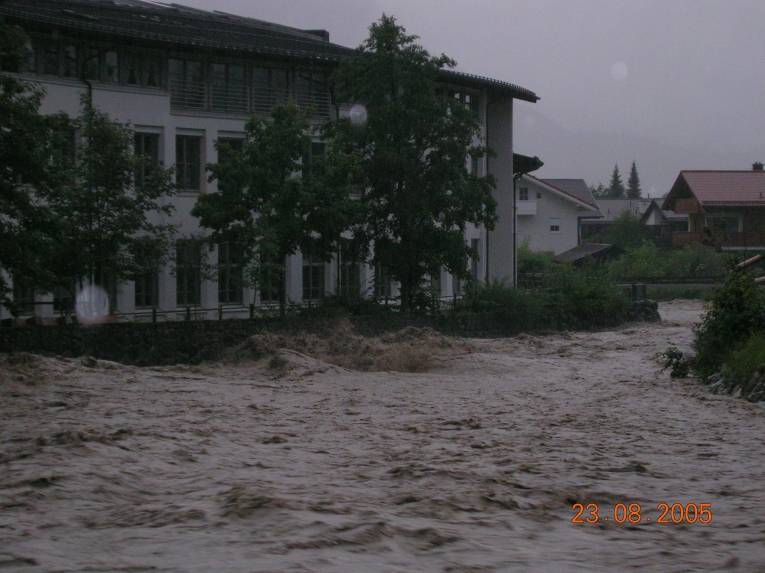 Garmisch-Partenkirchen - Bordvoller Abfluss in der Partnach