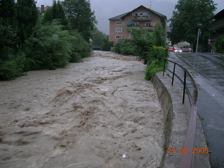 Garmisch-Partenkirchen - Bordvoller Abfluss in der Partnach