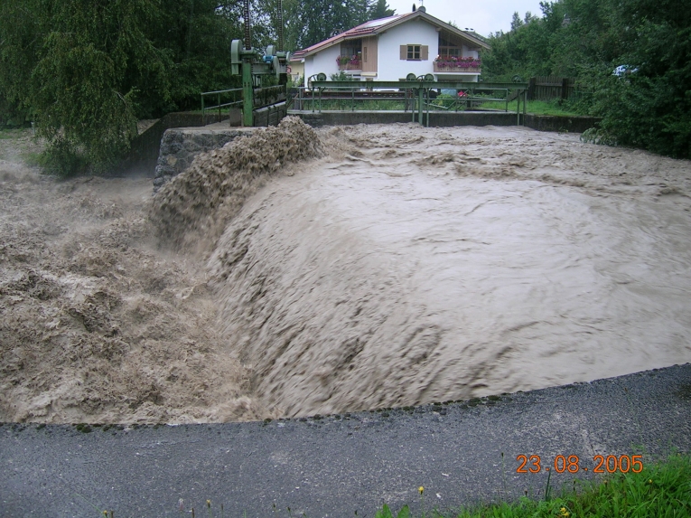 Garmisch-Partenkirchen - Bordvoller Abfluss in der Partnach