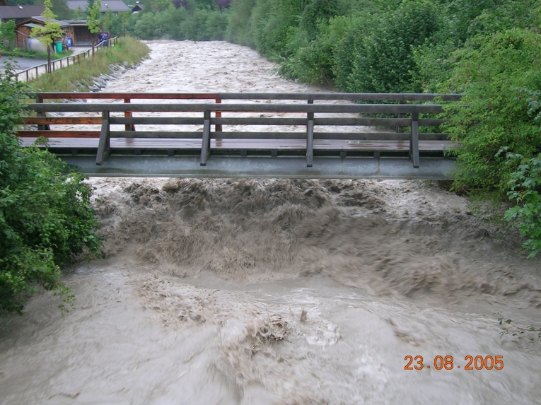 Garmisch-Partenkirchen - Bordvoller Abfluss in der Partnach