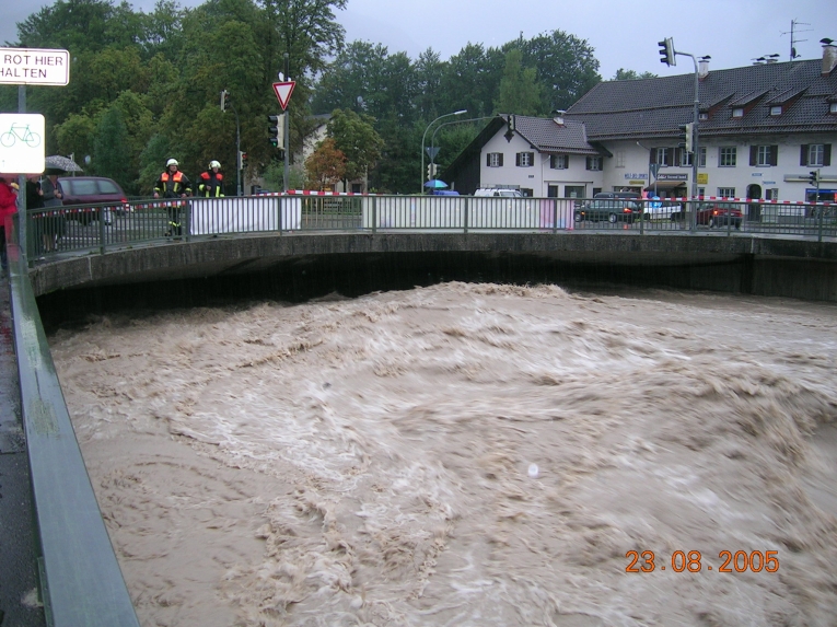 Loisach - Garmisch-Partenkirchen, Blick auf die Loisachbrücke an der Burgstrasse