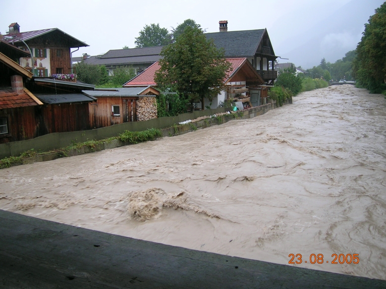 Loisach - Garmisch-Partenkirchen, Blick vom Schneggensteg flussabwärts