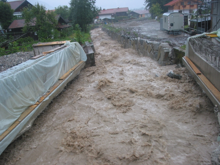 Oberau - Hochwasser im Giessenbach während des Hochwasserschutzausbaus