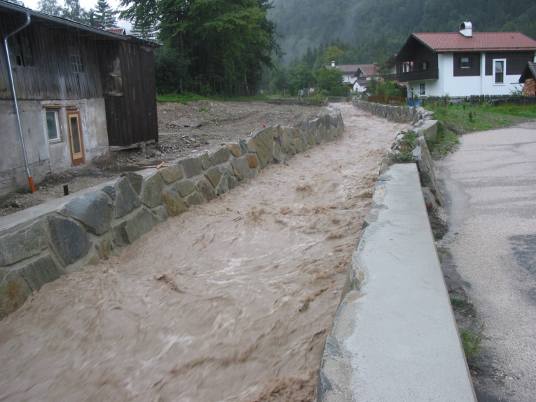 Oberau - Hochwasser im Giessenbach während des Hochwasserschutzausbaus