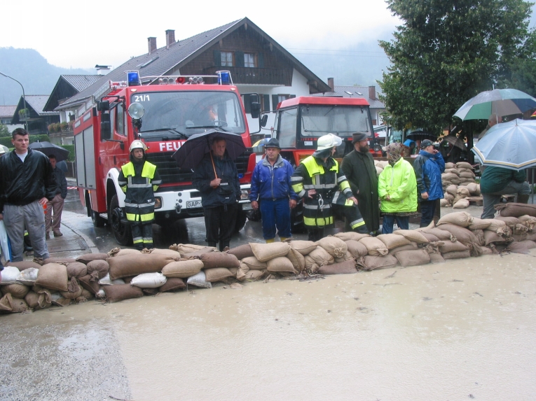 Oberau - Die versammelten Helfer harren der kommenden Dinge