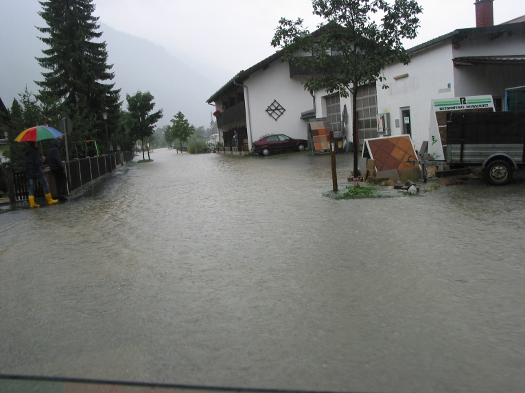 Oberau - Hochwasser der Loisach im Ortsbereich