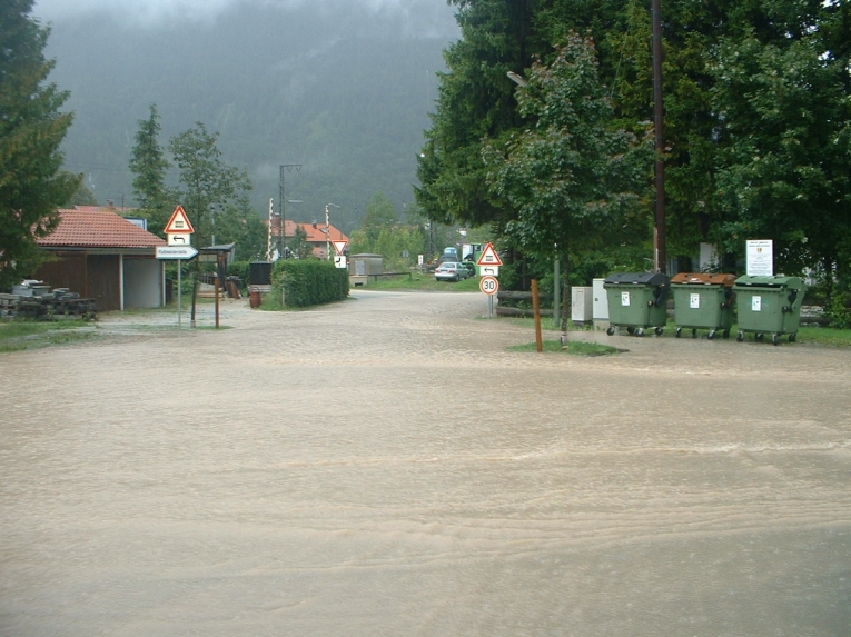 Oberau - Hochwasser der Loisach im Ortsbereich