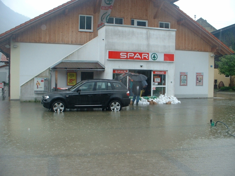 Oberau - Hochwasser der Loisach im Ortsbereich