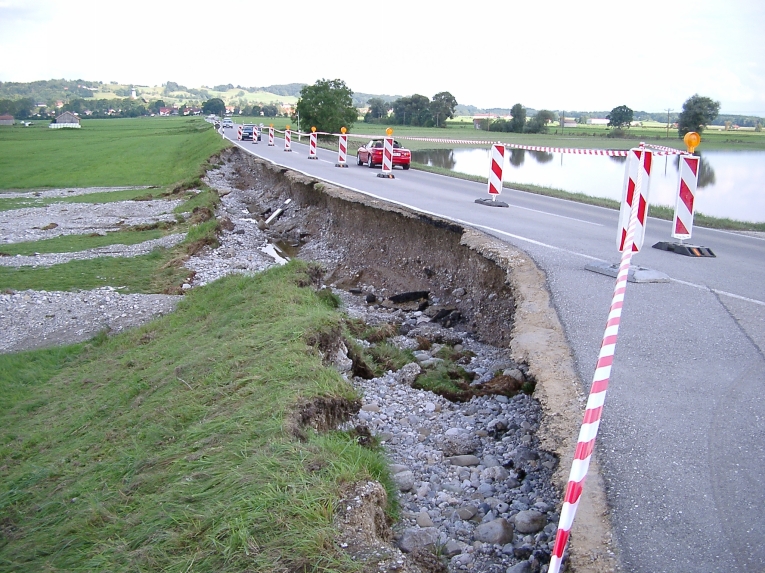 Pähl - Durch Hochwasser beschädigte Verbindungsstrasse von Pähl nach Raisting