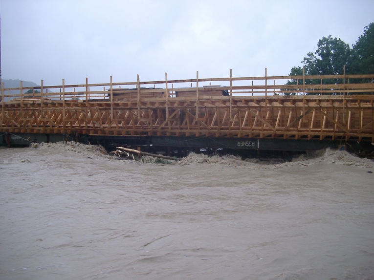 Peißenberg - Im Bau befindliche Ammerbrücke der neuen Umgehung während des Hochwassers