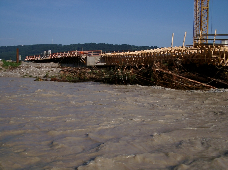 Peißenberg - Beschädigte Ammerbrücke nach dem Hochwasser