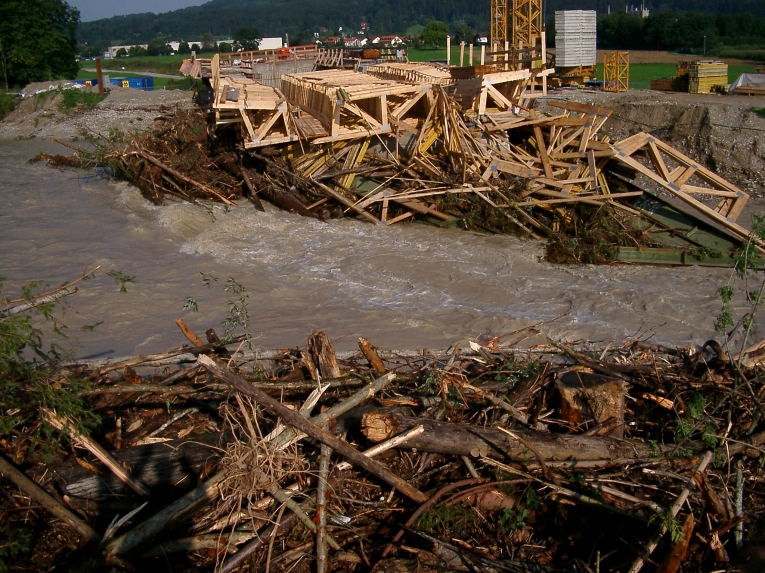 Peißenberg - Durch Verklausung und Treibholz zerstörte Brückenbaustelle
