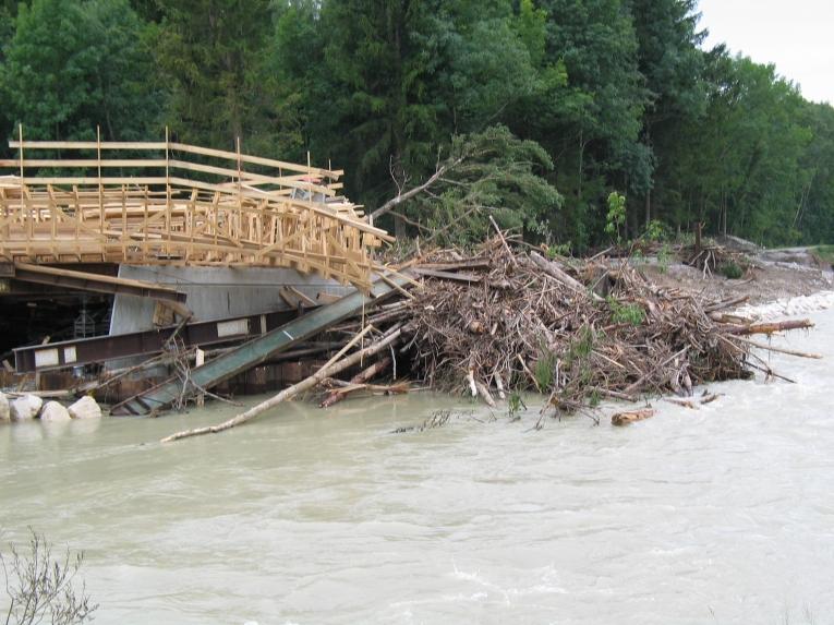 Peißenberg - Beschädigte Ammerbrücke mit Treibholzanlandungen