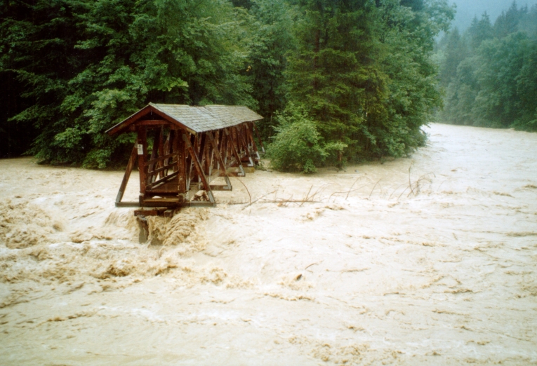 Peiting - Kalkofensteg an der Ammer im Hochwasser