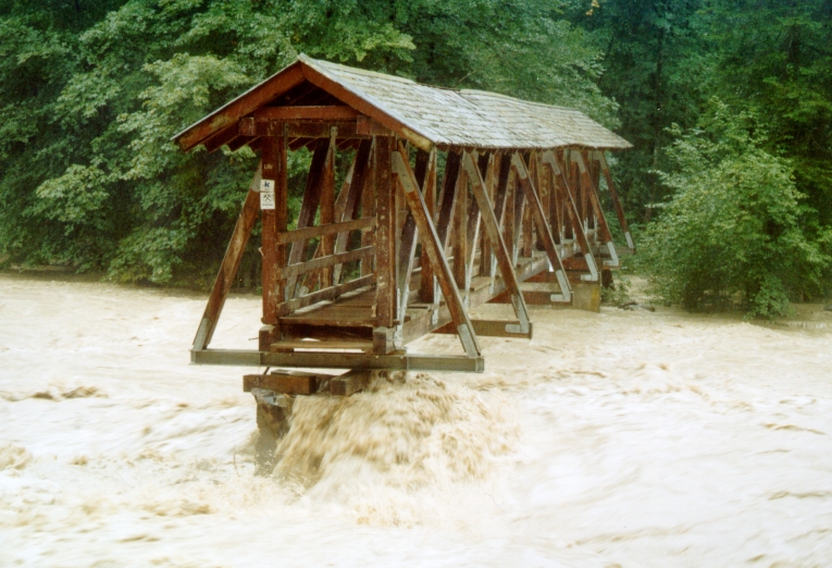 Peiting - Kalkofensteg an der Ammer im Hochwasser