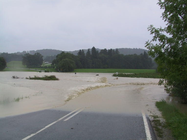 Polling - Überschwemmte Strasse bei der Roßlaichbrücke