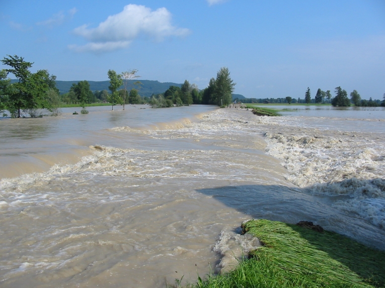 Schlehdorf - Überspülter Damm Richtung Moosflächen