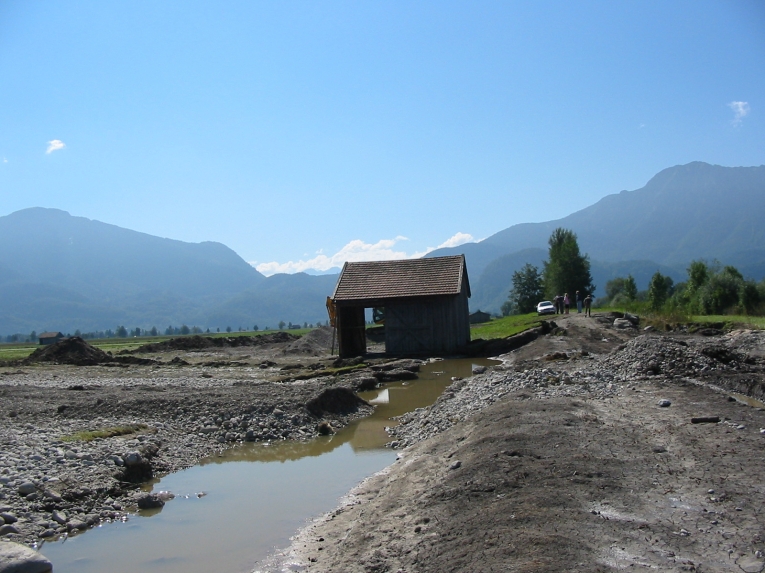 Schlehdorf - Beschädigter Damm nach dem Hochwasser