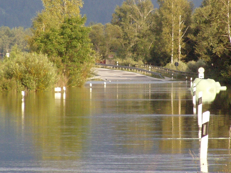 Sindelsdorf - Überschwemmte Bundesstrasse B472 bei Sindelsdorf