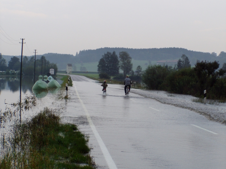 Sindelsdorf - Überschwemmte B472 auf Höhe des Urthaler Hofes