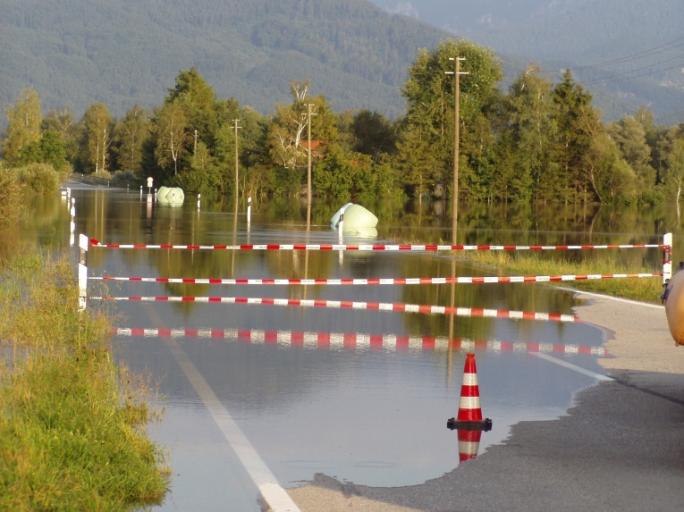Sindelsdorf - Überschwemmte Bundesstrasse B472 bei Sindelsdorf