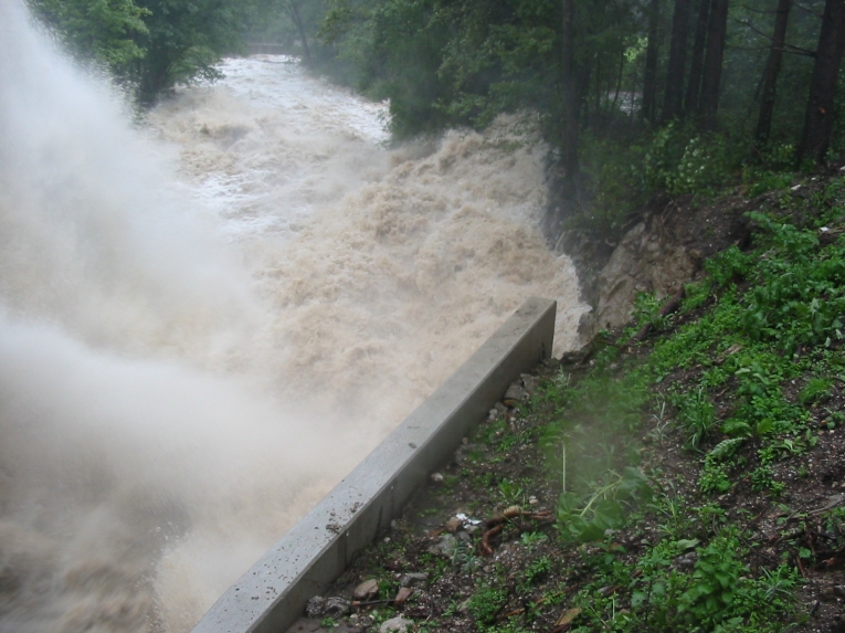 Steingaden - Hochwasser am Kraftwerk der Illach