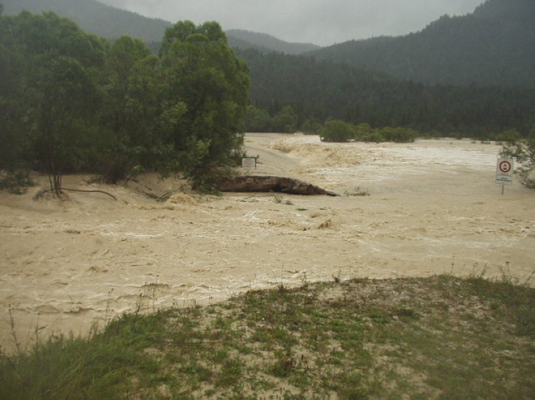 Isar - Überflutete und gebrochene Geschiebesperre im Zulauf zum Sylvensteinspeicher