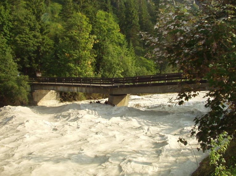 Isar - Brücke bei Vorderriss im Hochwasser