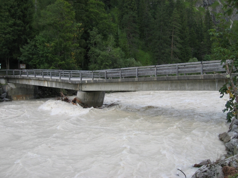 Isar - Brücke bei Vorderriss im Hochwasser