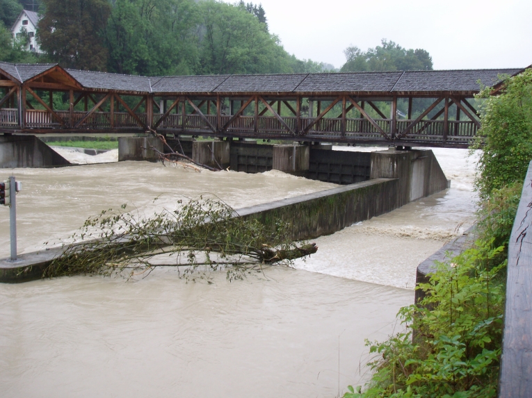 Wolfratshausen - Kastenmühlwehr im Hochwasser