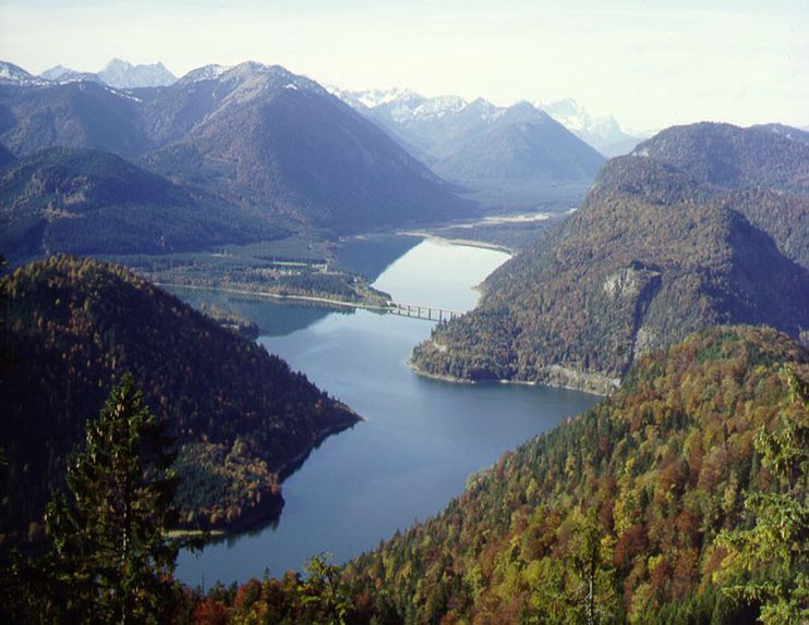 Das Bild zeigt den Sylvensteinspeicher